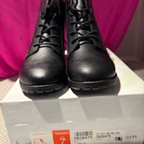 Black lace up shoe boot with back zipper - Picture 2 of 5